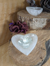 Load image into Gallery viewer, Selenite Heart Bowl