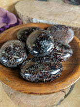 Load image into Gallery viewer, Garnet Palm Stone