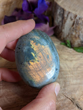 Load image into Gallery viewer, Labradorite Palm Stone