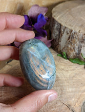 Load image into Gallery viewer, Labradorite Palm Stone